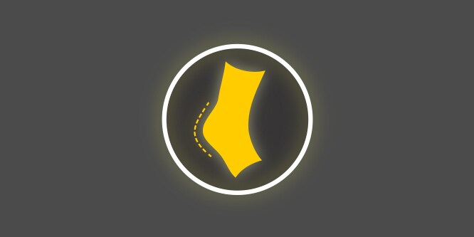 Gulvit ikon med en häl i en cirkel, på mörkgrå bakgrund, som visar minskad skavning och friktion.
