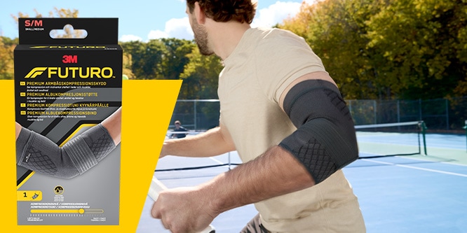 Tennisspelare som bär en FUTURO Premium armbågskompressionsärm, med produktförpackningen synlig
